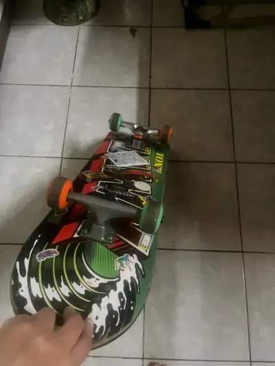 Skateboard con diseño gráfico colorido - miniatura 2