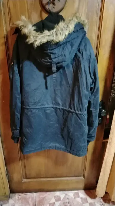 Parka azul con capucha de piel sintética - miniatura 1