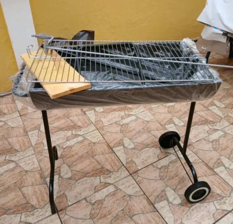 Parrilla portátil con ruedas para asados - 1