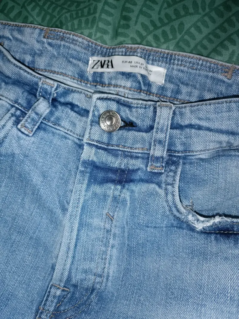 Jeans de mezclilla desgastados para mujer Zara
