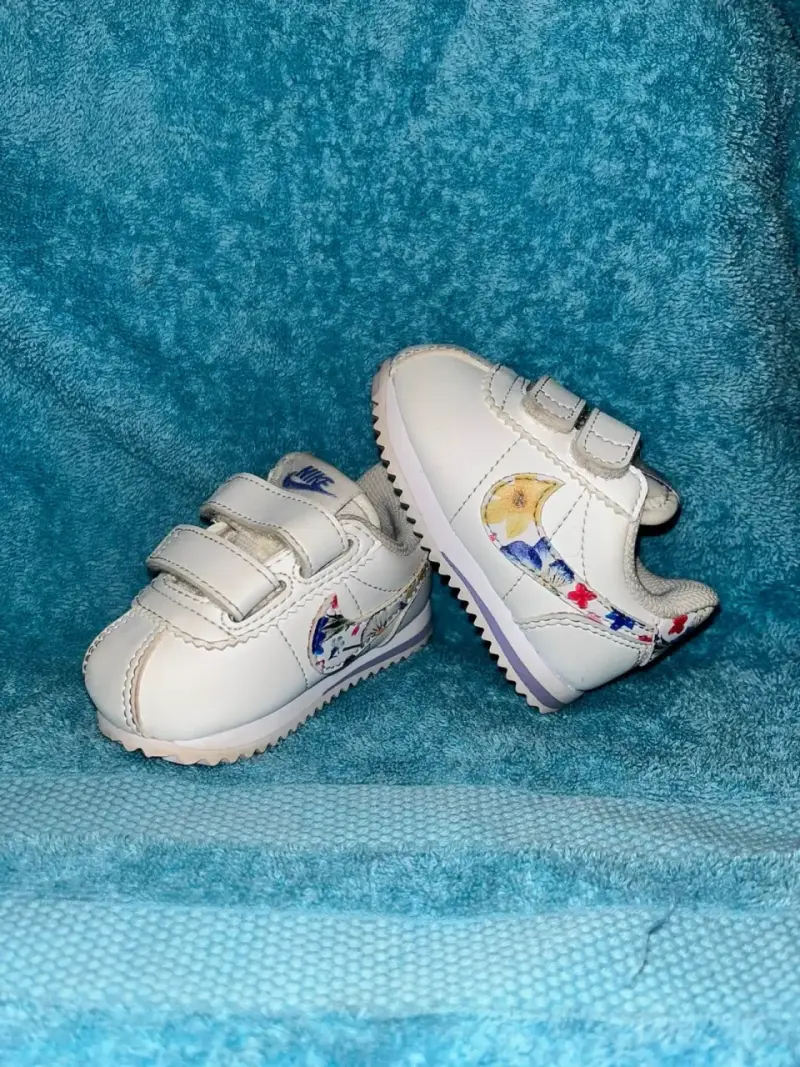 Zapatillas blancas para bebé con diseño floral Nike - 1
