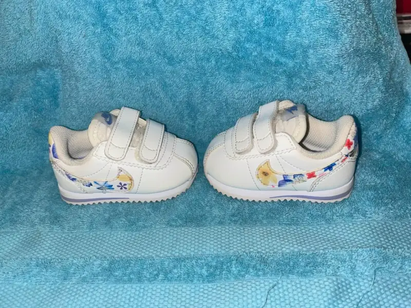 Zapatillas blancas para bebé con diseño floral Nike - 2