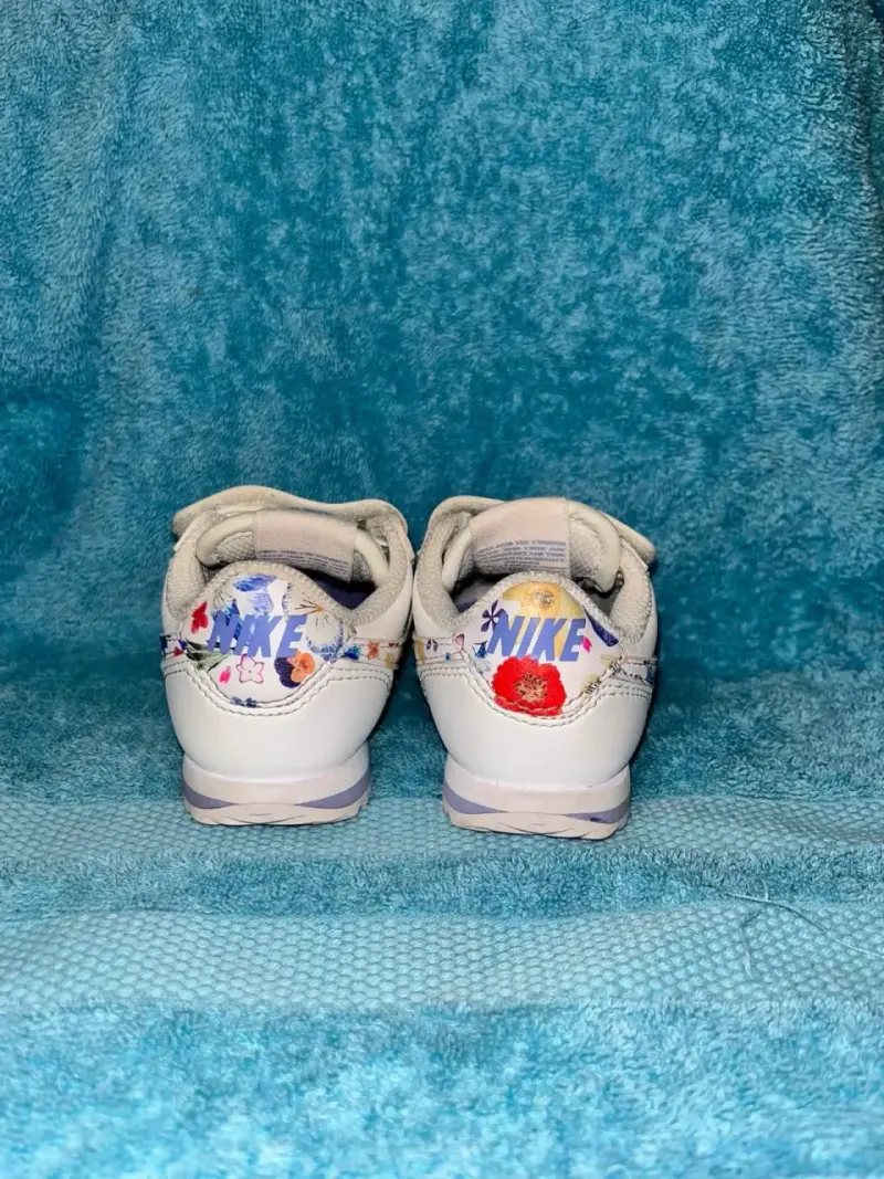 Zapatillas blancas para bebé con diseño floral Nike - 3