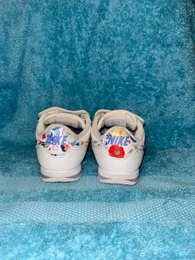 Zapatillas blancas para bebé con diseño floral Nike - miniatura 3