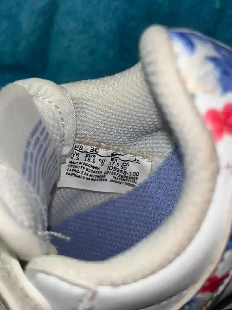 Zapatillas blancas para bebé con diseño floral Nike - 4