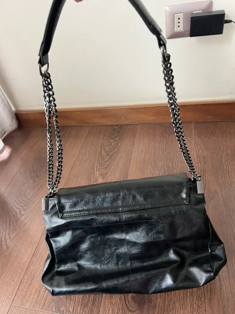 Bolso de cuero negro con cadena elegante. ZARA - 2