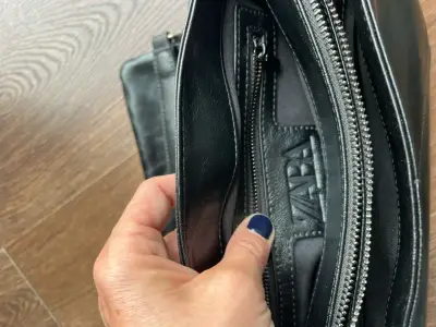 Bolso de cuero negro con cadena elegante. ZARA - miniatura 3