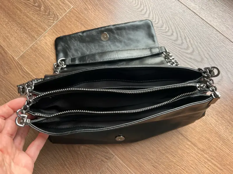 Bolso de cuero negro con cadena elegante. ZARA - 4