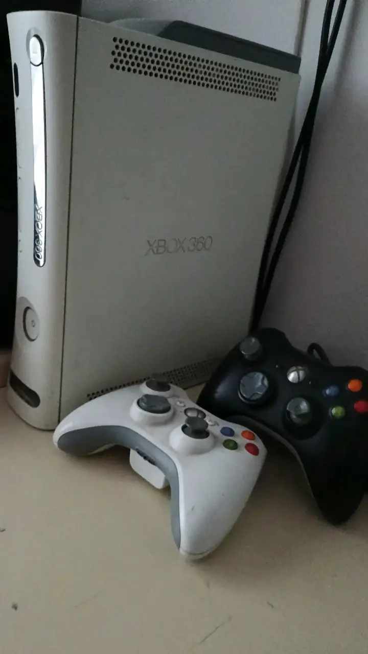 Consola Xbox 360 con juegos y controles - 2