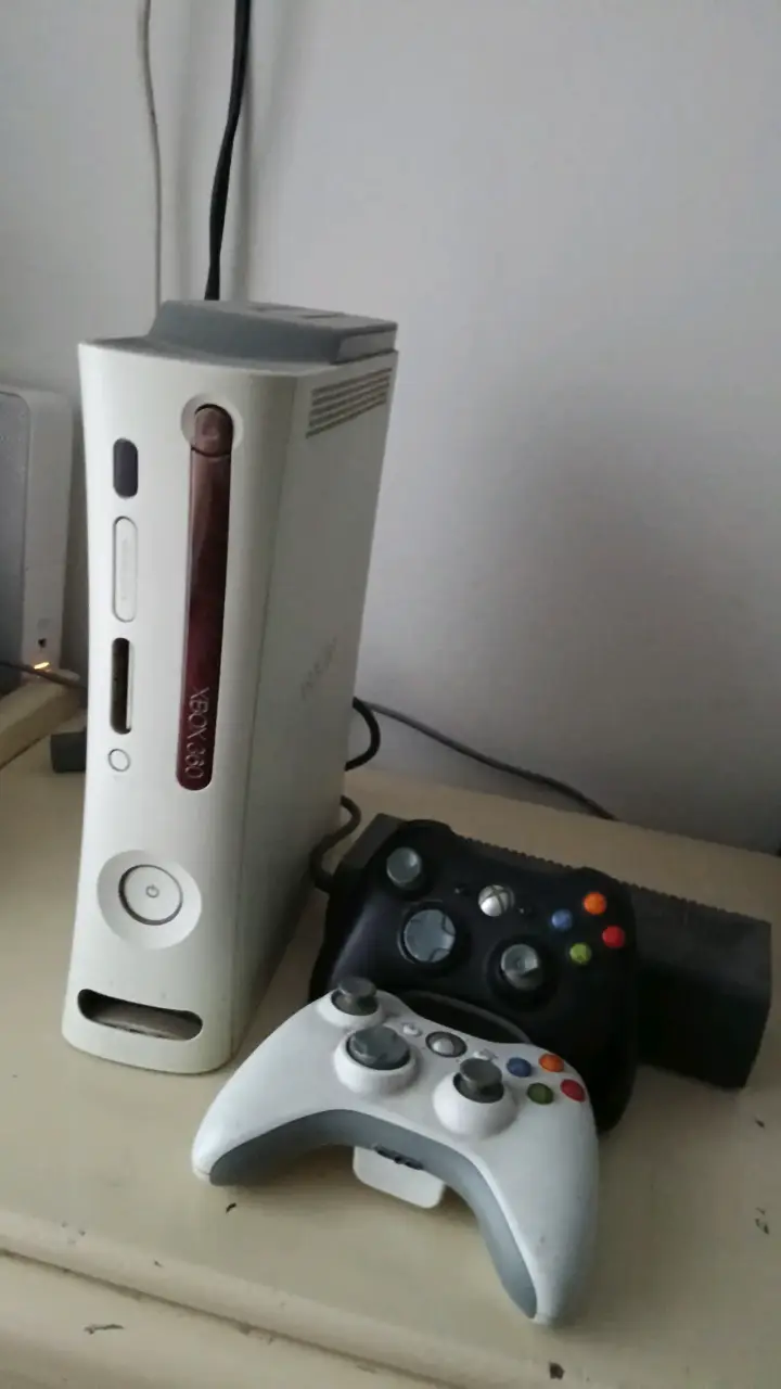 Consola Xbox 360 con juegos y controles - 3