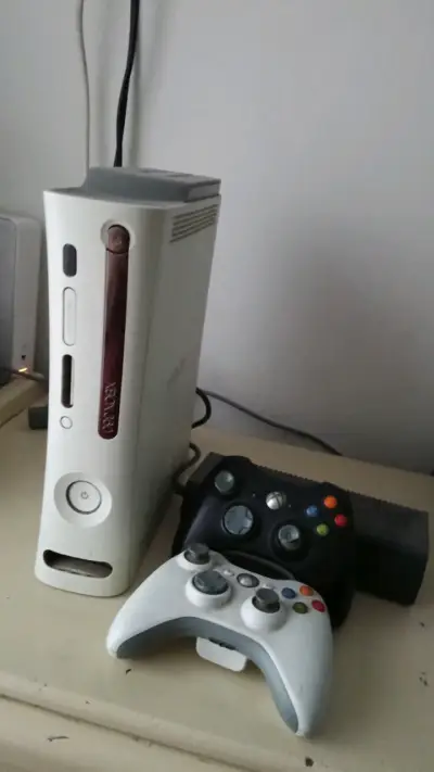 Consola Xbox 360 con juegos y controles - miniatura 3