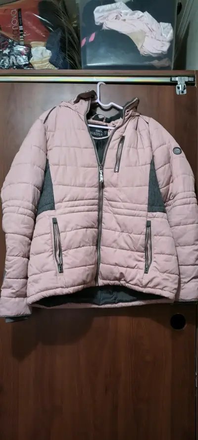 Chaqueta acolchada rosa con capucha para mujer - miniatura 1