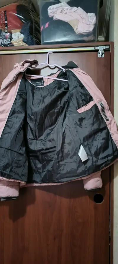 Chaqueta acolchada rosa con capucha para mujer - miniatura 2
