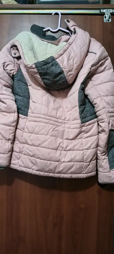 Chaqueta acolchada rosa con capucha para mujer - miniatura 3