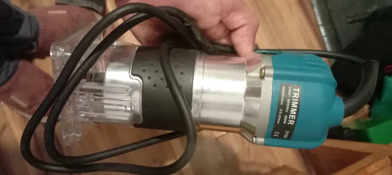 Fresadora eléctrica de mano con accesorios - 2