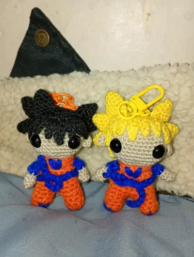 Llaveros amigurumi de Goku 9cm - miniatura 1