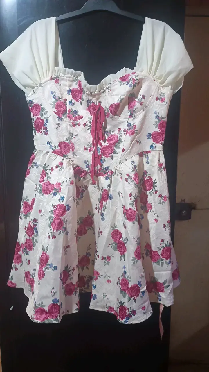 Vestido corto floral con mangas abullonadas - 2