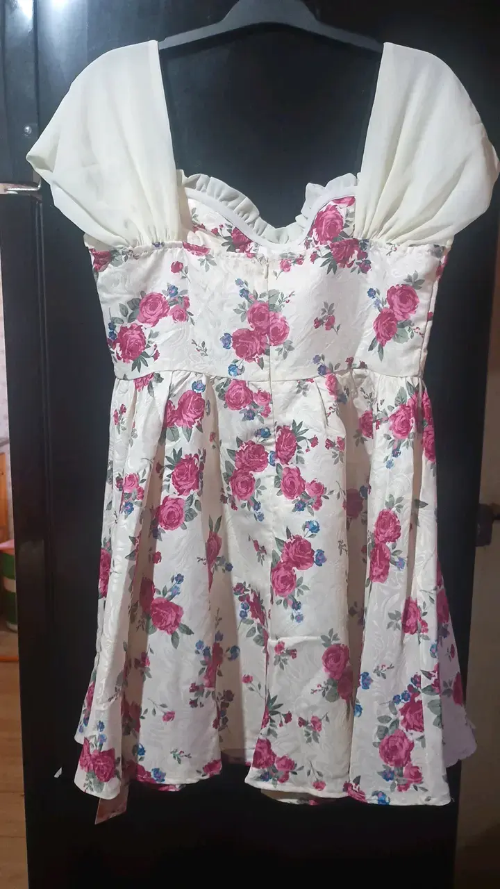 Vestido corto floral con mangas abullonadas - 3