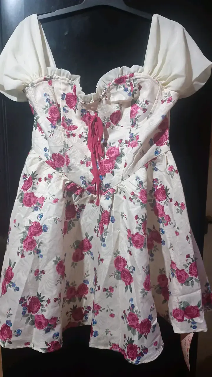 Vestido corto floral con mangas abullonadas - 4