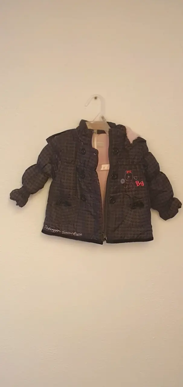 Chaqueta acolchada para niño con diseño bordado