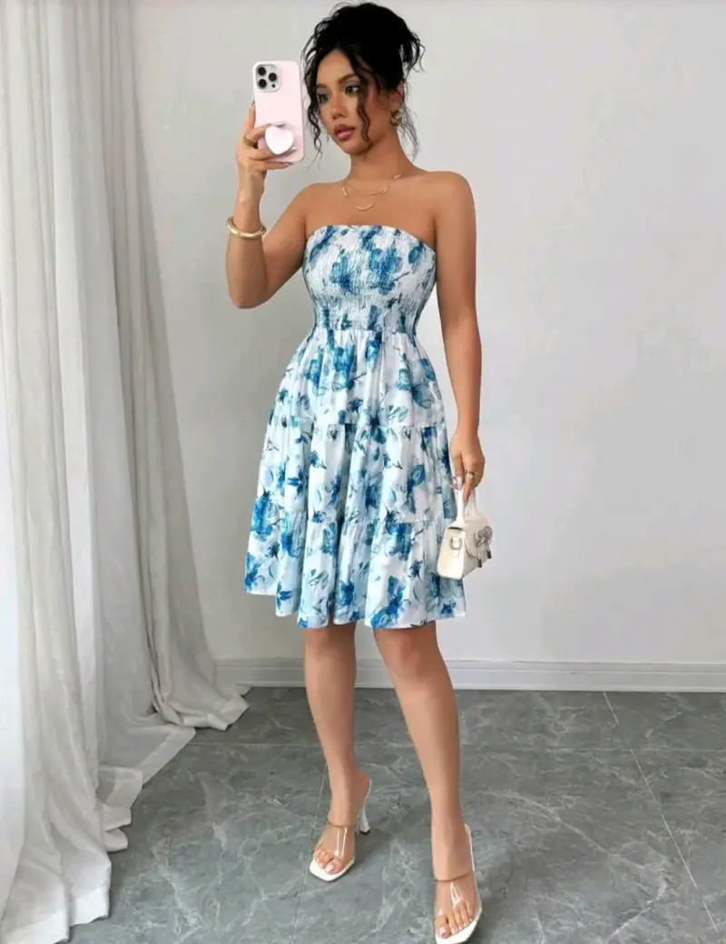 Vestido corto strapless con estampado floral azul - 2