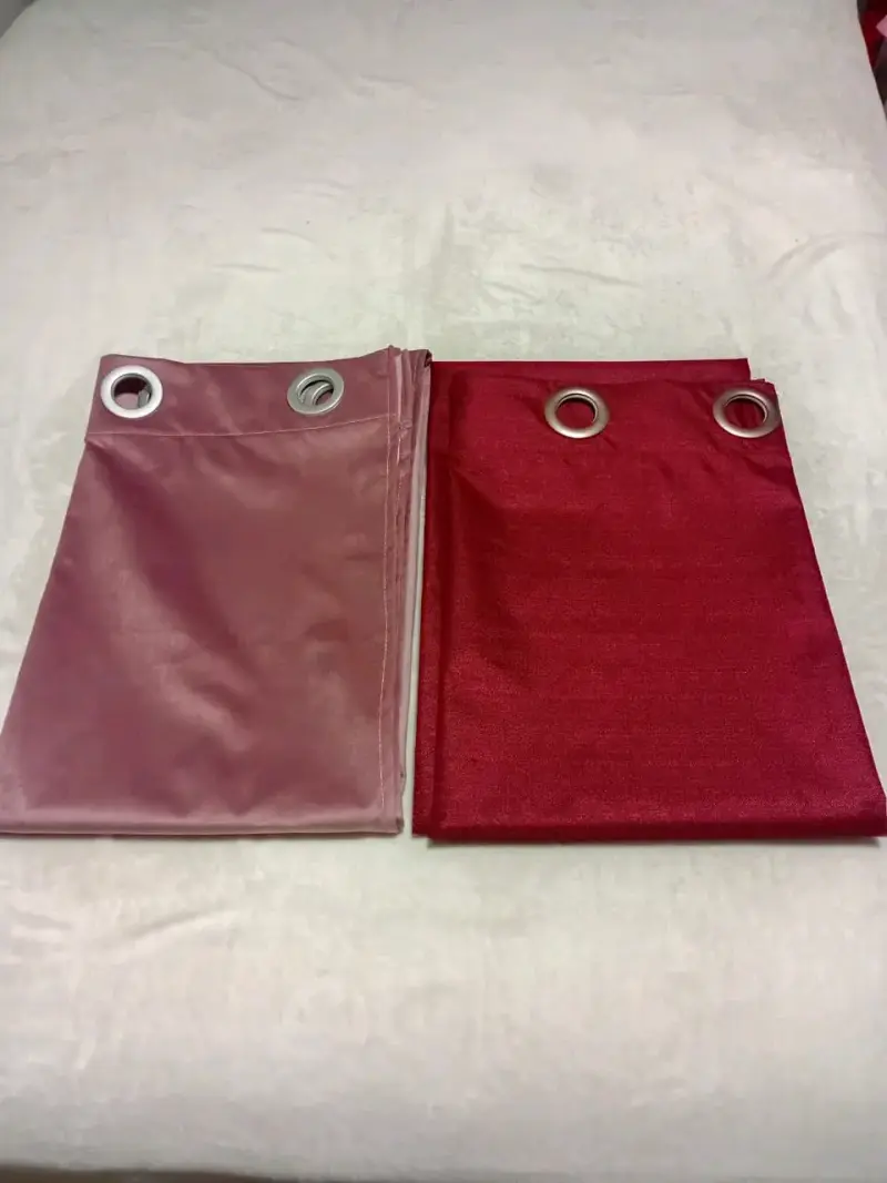 Cortinas blackout rojas y rosadas con ojales - 4