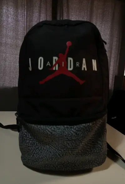 Mochila Jordan negra con diseño moderno - miniatura 1