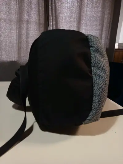 Mochila Jordan negra con diseño moderno - miniatura 2