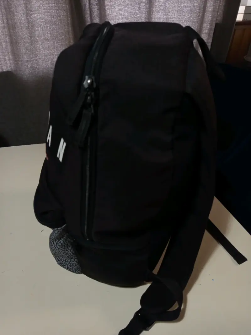 Mochila Jordan negra con diseño moderno - 3