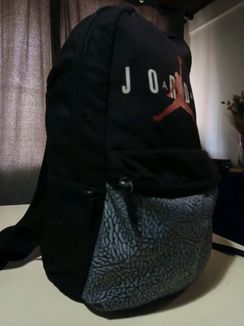 Mochila Jordan negra con diseño moderno - 4