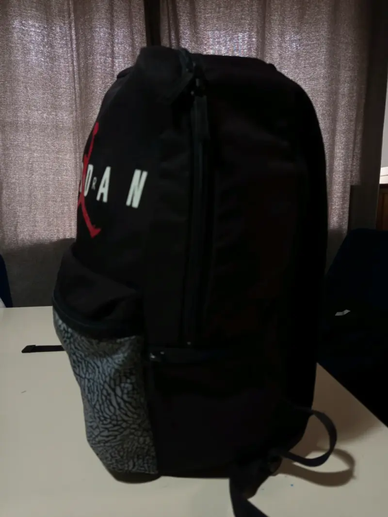 Mochila Jordan negra con diseño moderno - 5