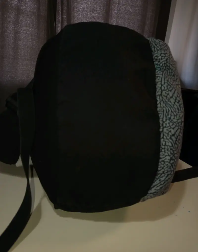 Mochila Jordan negra con diseño moderno - 6