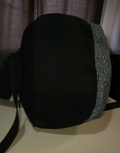 Mochila Jordan negra con diseño moderno - miniatura 6