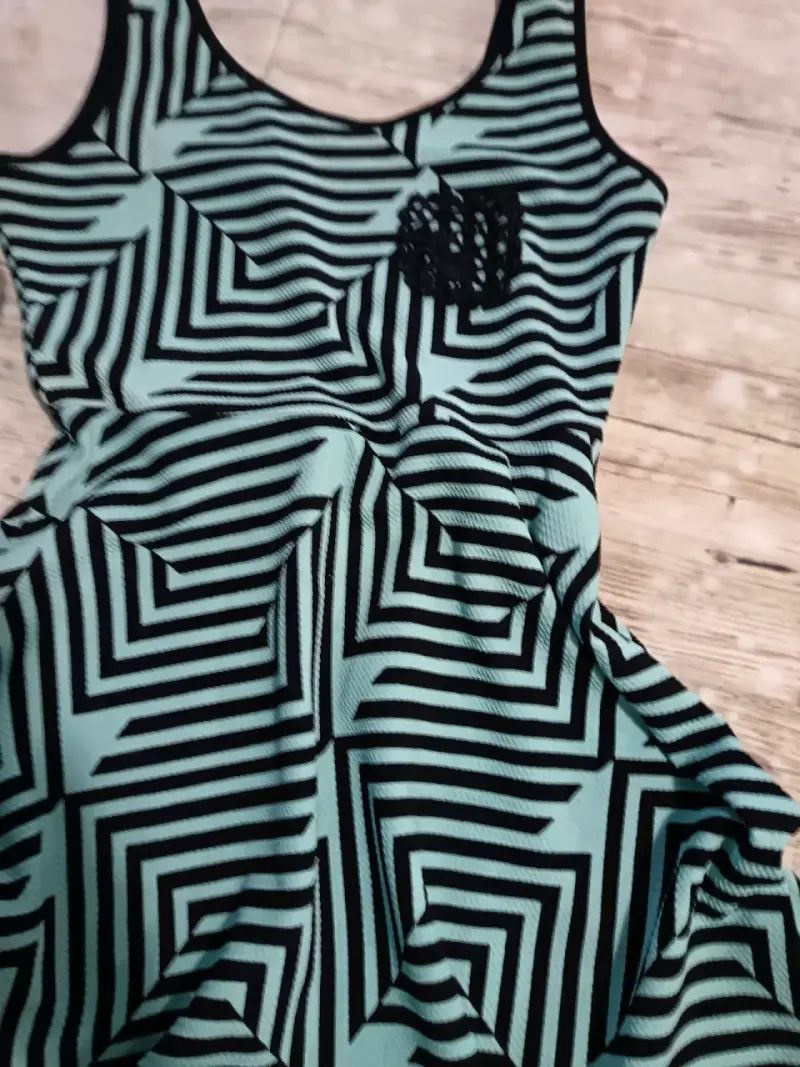 Vestido corto estampado geométrico azul y negro - 2
