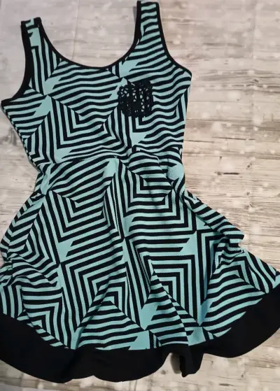 Vestido corto estampado geométrico azul y negro - miniatura 3