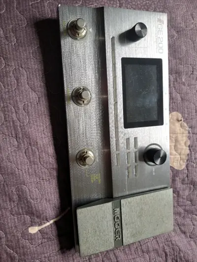 Pedalera multiefectos Mooer GE200 para guitarra - miniatura 1