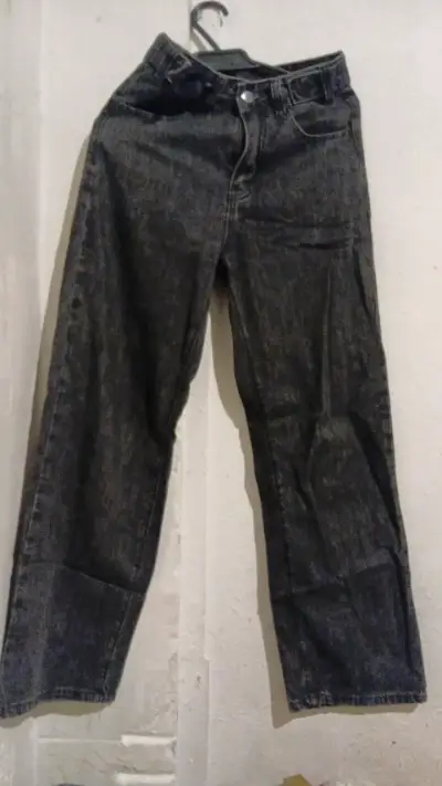 Jeans de mezclilla negros para mujer - miniatura 1