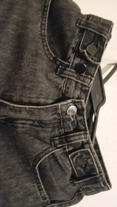 Jeans de mezclilla negros para mujer - miniatura 2