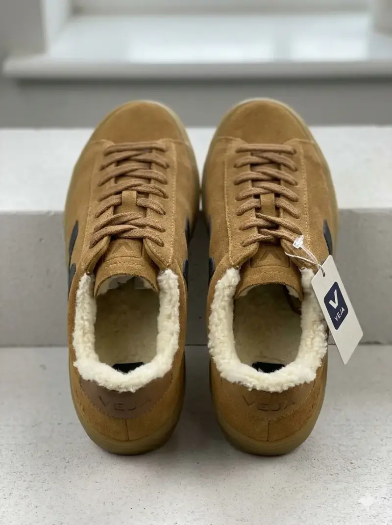 Zapatillas Veja marrón con forro de lana - 1