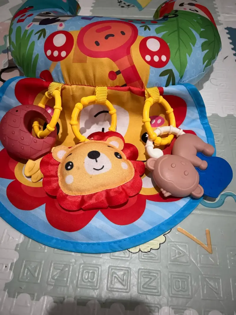 Cojín de Actividades para Bebé con Juguetes Colgantes - 1
