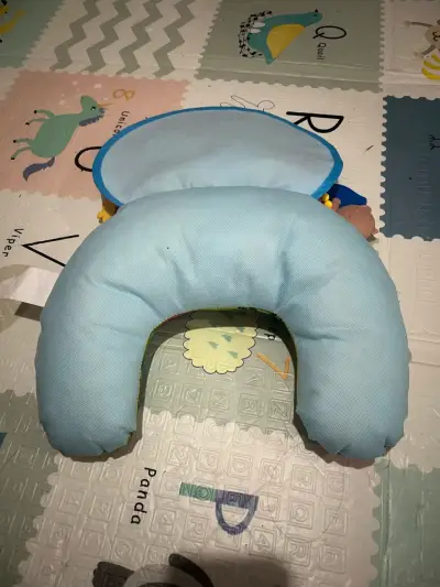 Cojín de Actividades para Bebé con Juguetes Colgantes - miniatura 2
