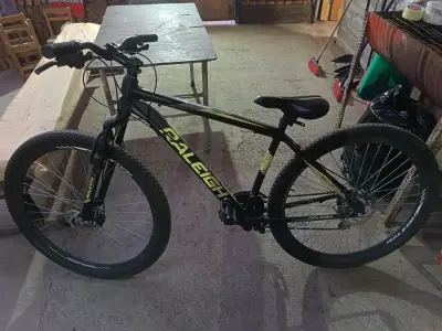 Bicicleta de montaña Raleigh negra con detalles amarillos - miniatura 2