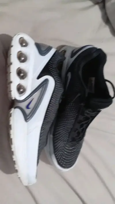 Zapatillas deportivas negras con amortiguación - miniatura 1