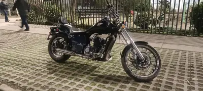 Moto chopper negra en buen estado - miniatura 1