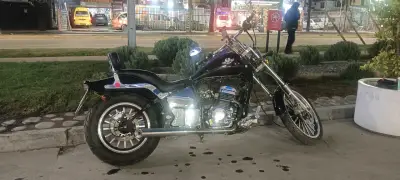 Moto chopper negra en buen estado - miniatura 2
