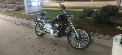 Moto chopper negra en buen estado - miniatura 3