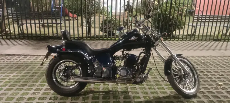 Moto chopper negra en buen estado - 4
