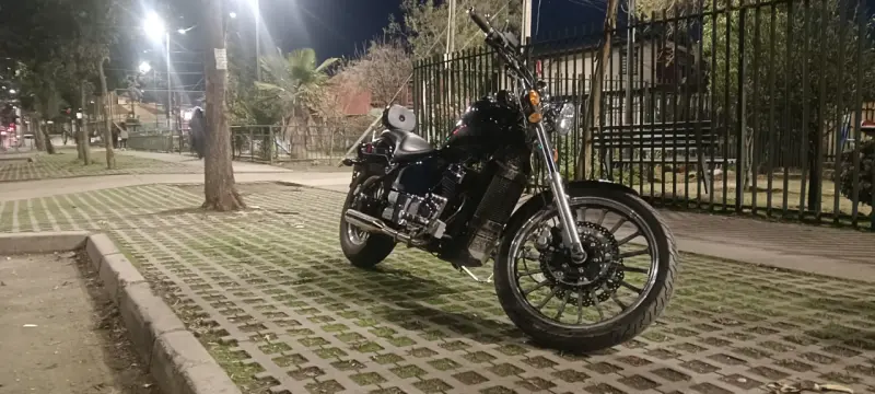 Moto chopper negra en buen estado - 5