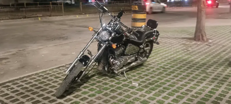 Moto chopper negra en buen estado - 6