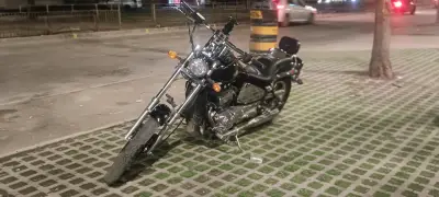 Moto chopper negra en buen estado - miniatura 6